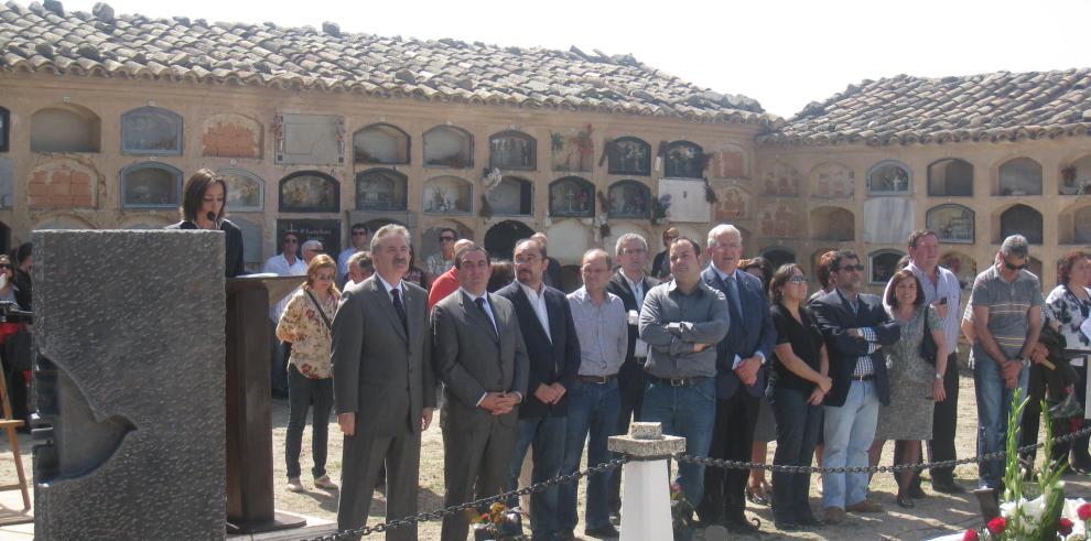 Alfonso Vicente asiste al acto de homenaje a los fusilados durante la Guerra Civil en Magallón