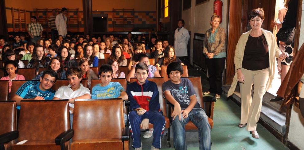 La consejera de Salud y Consumo participa en la semana cultural del colegio Nuestra Señora del Carmen de Zaragoza