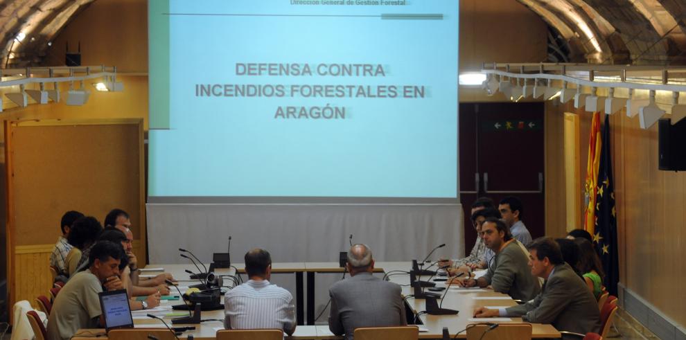 Alberto Contreras asiste a la reunión de coordinación entre las entidades implicadas en el operativo de extinción de incendios forestales