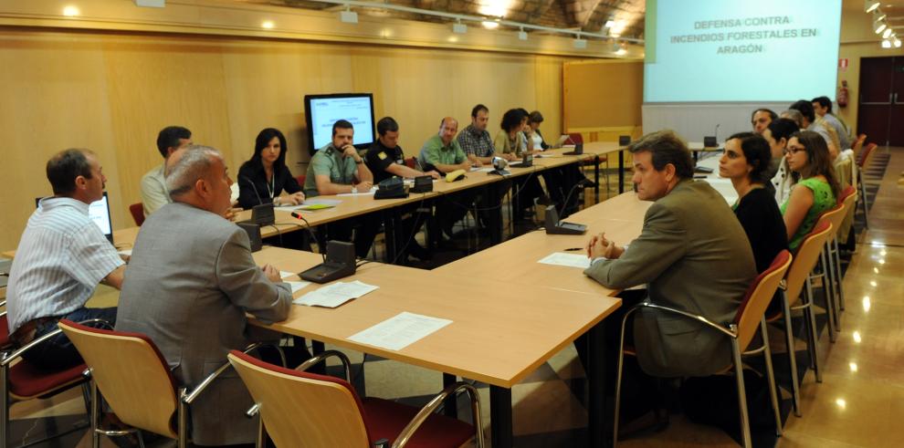 Alberto Contreras asiste a la reunión de coordinación entre las entidades implicadas en el operativo de extinción de incendios forestales