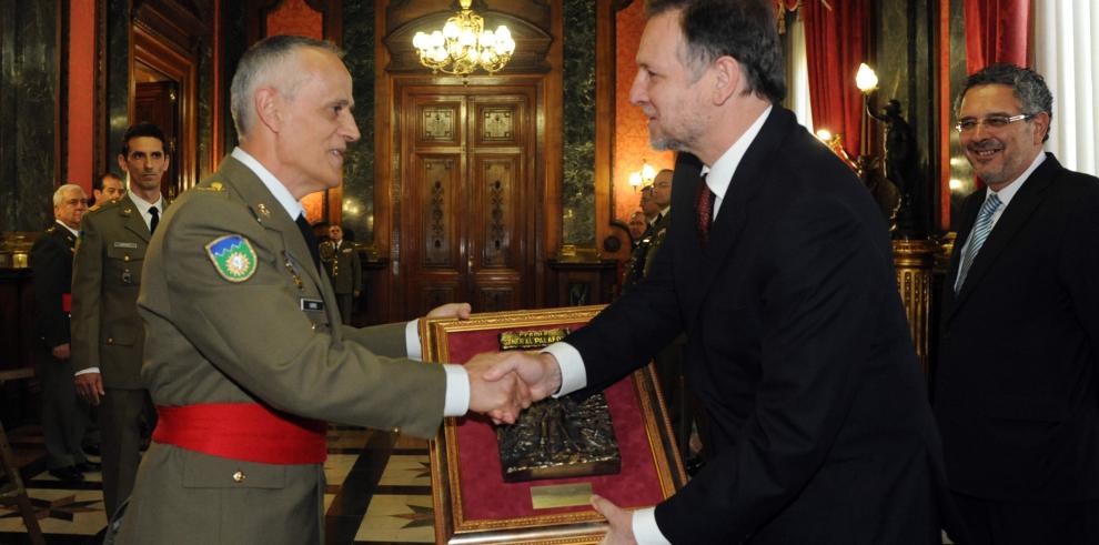 El presidente de Aragón recibe el premio General Palafox de la Comandancia Militar de Zaragoza y Teruel