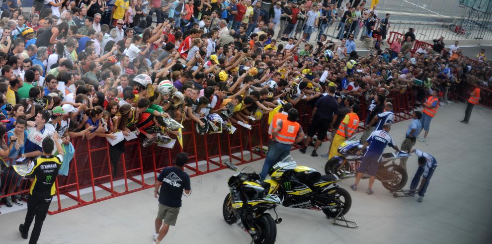 Miles de personas se han acercado esta tarde al pit lane de MotorLand para conocer de cerca a los pilotos