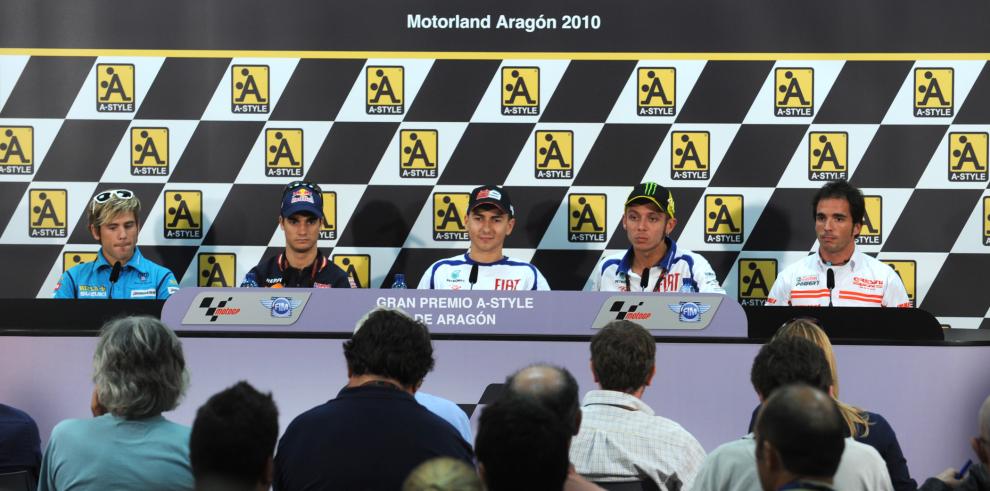 Miles de personas se han acercado esta tarde al pit lane de MotorLand para conocer de cerca a los pilotos