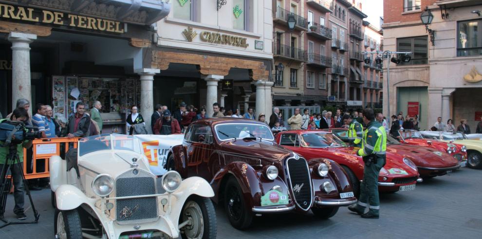 La plaza de Santa Engracia de Zaragoza se convierte en museo de automóviles clásicos deportivos hasta mañana viernes 30