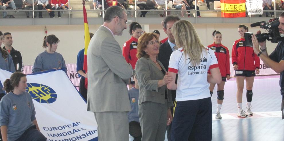 La consejera Broto ha asistido al partido de balonmano femenino entre las selecciones de España y Grecia