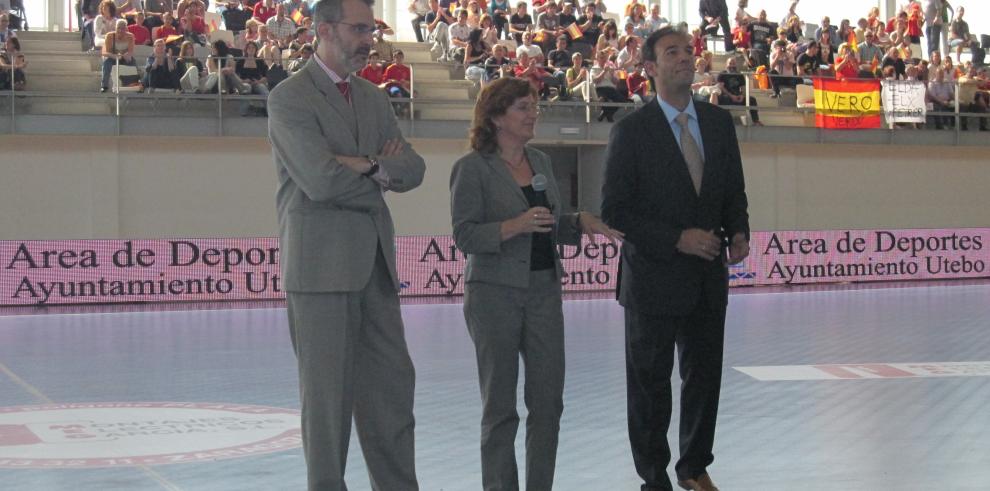 La consejera Broto ha asistido al partido de balonmano femenino entre las selecciones de España y Grecia