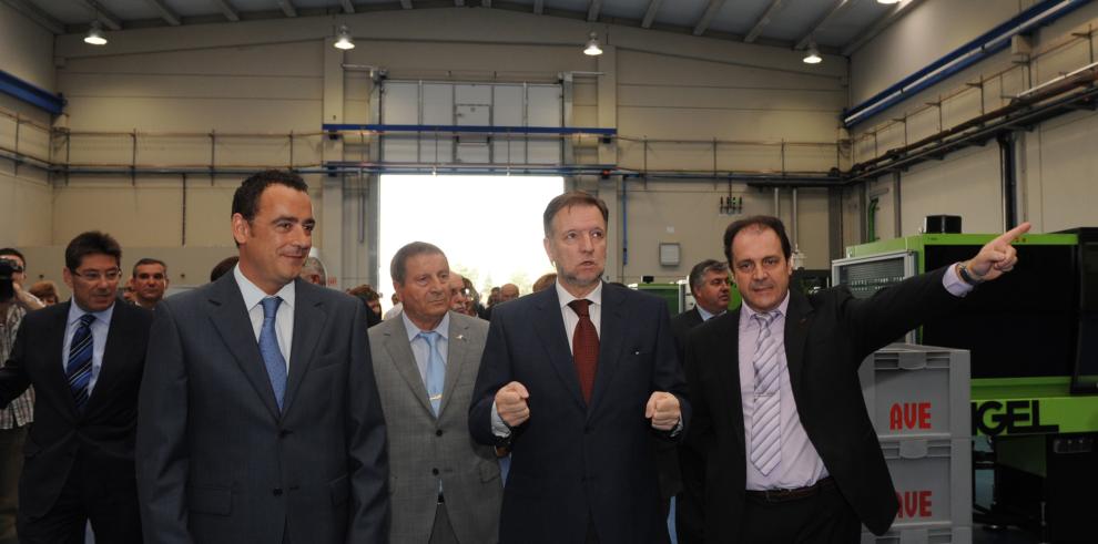 Fotos de la visita del presidente de Aragón a la empresa AVE Transmisones Mecánicas en Monzón