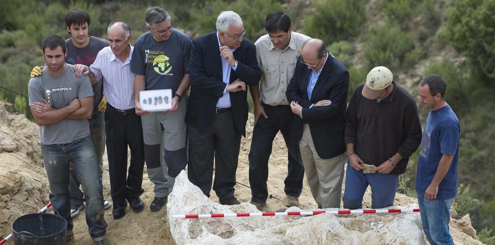 Paleontólogos de Dinópolis encuentran en Riodeva el fémur de dinosaurio más grande de Europa