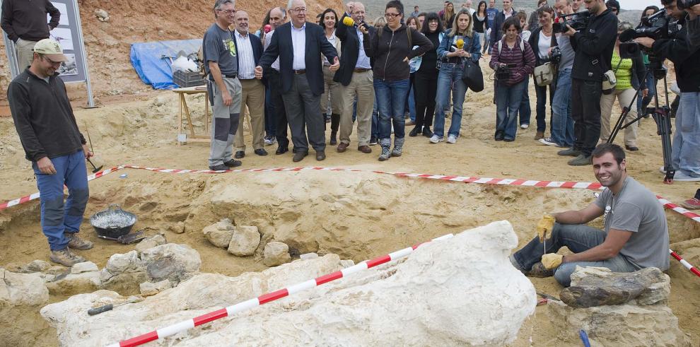 Paleontólogos de Dinópolis encuentran en Riodeva el fémur de dinosaurio más grande de Europa