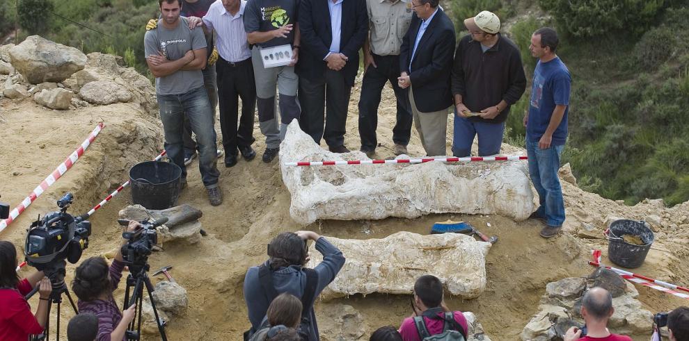 Paleontólogos de Dinópolis encuentran en Riodeva el fémur de dinosaurio más grande de Europa