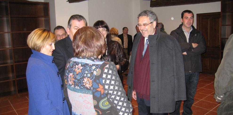 El consejero Rogelio Silva visita las nuevas instalaciones de la escuela infantil y de la biblioteca de Bujaraloz