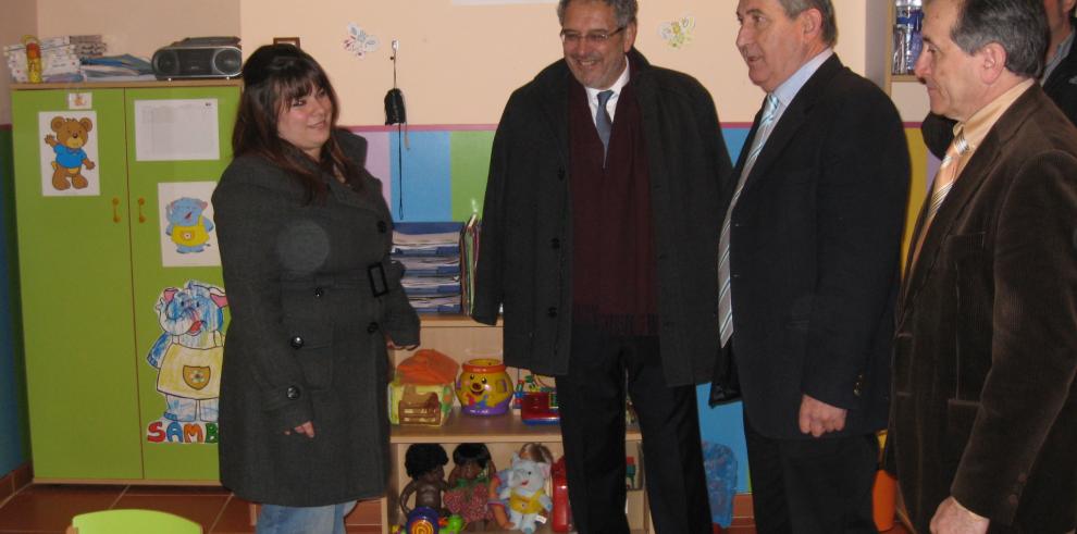 El consejero Rogelio Silva visita las nuevas instalaciones de la escuela infantil y de la biblioteca de Bujaraloz