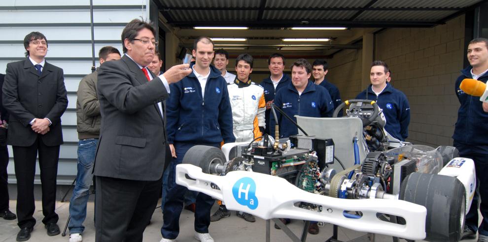 Presentado en la Ciudad del Motor de Aragón un kart propulsado por hidrógeno y pila de combustible que únicamente emite vapor de agua