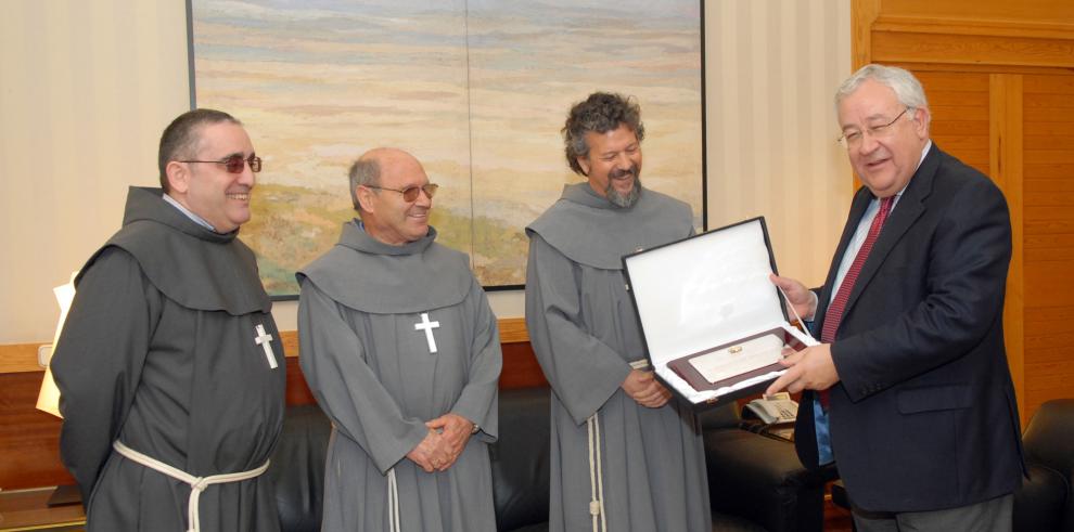 Los Hermanos Franciscanos de la Cruz Blanca de Burbáguena reconocen el apoyo del vicepresidente