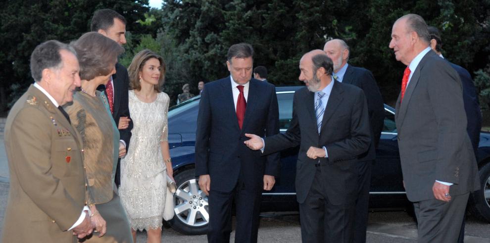 El Presidente de Aragón acompaña a los Reyes de España y a los Príncipes de Asturias en una cena en la A.G.M.