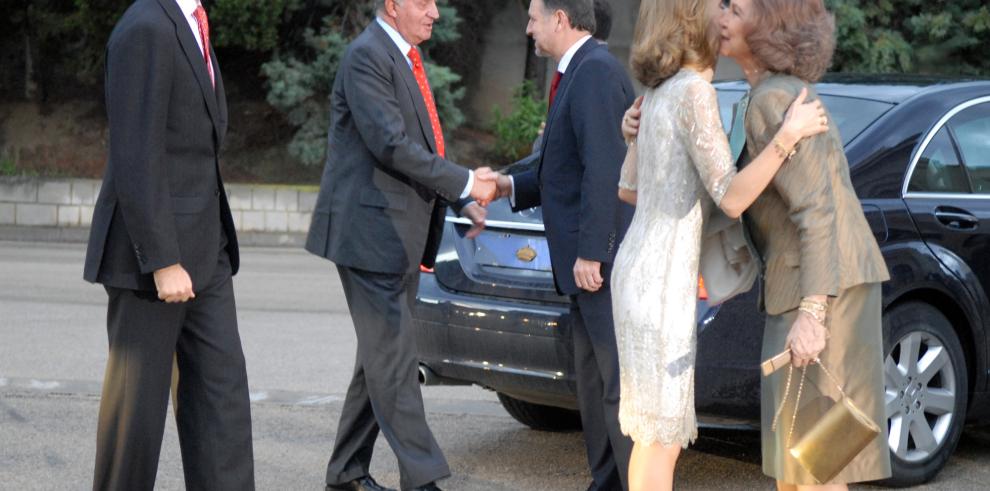 El Presidente de Aragón acompaña a los Reyes de España y a los Príncipes de Asturias en una cena en la A.G.M.