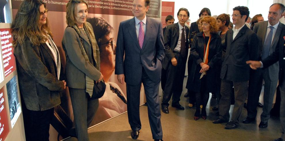 El Presidente de Aragón inaugura la exposición de Ernest Lluch 