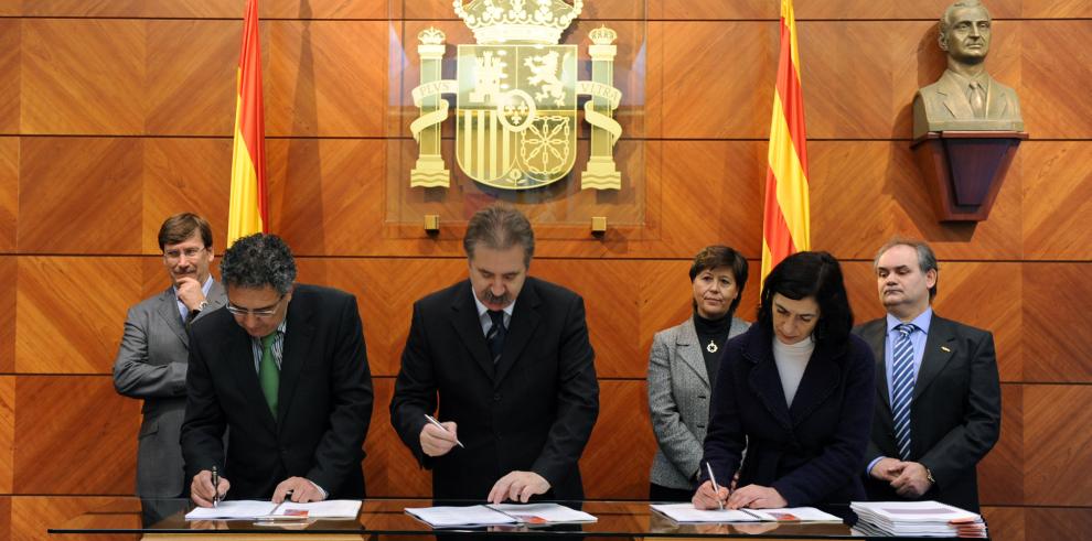 El Gobierno de Aragón ha firmado con la Delegación del Gobierno, la FAMCP, El Colegio de Abogados de Aragón y la Fiscalía de Aragón un protocolo de actuación contra la violencia de género