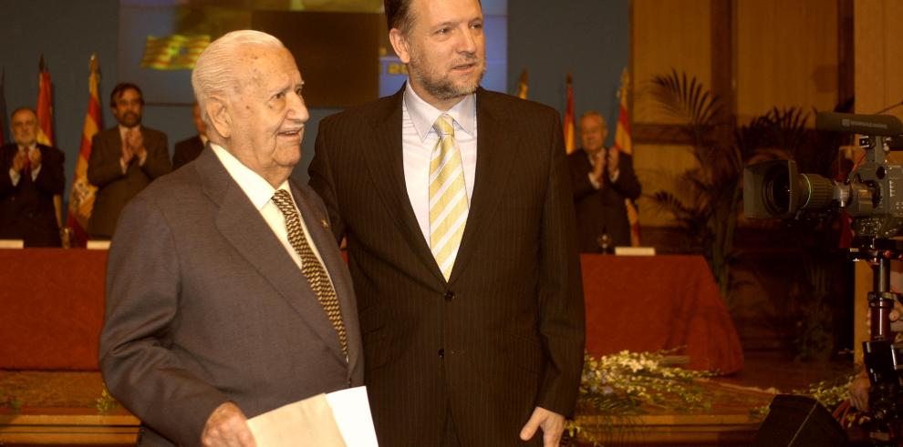 Pepín Bello recibe el premio Aragón 2004