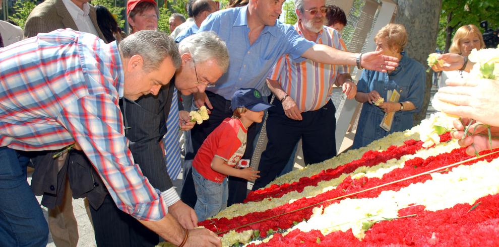 El vicepresidente y consejero de Presidencia y Relaciones Institucionales, José Ángel Biel, ha visitado la bandera floral confeccionada por la Asociación de Empresarios Floristas de Aragón con motivo del Día de San Jorge