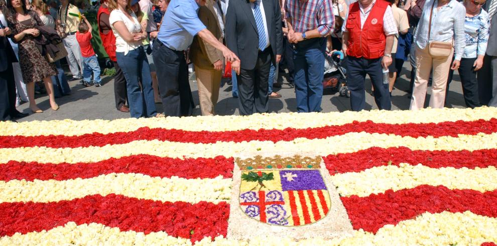 El vicepresidente y consejero de Presidencia y Relaciones Institucionales, José Ángel Biel, ha visitado la bandera floral confeccionada por la Asociación de Empresarios Floristas de Aragón con motivo del Día de San Jorge