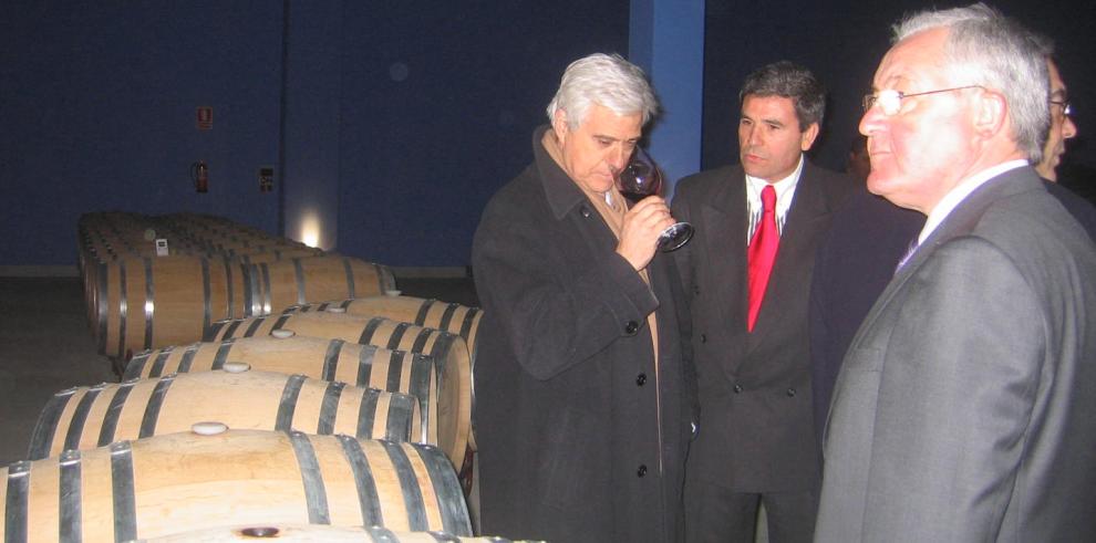 El consejero de Agricultura y Alimentación visita dos bodegas de Cariñena