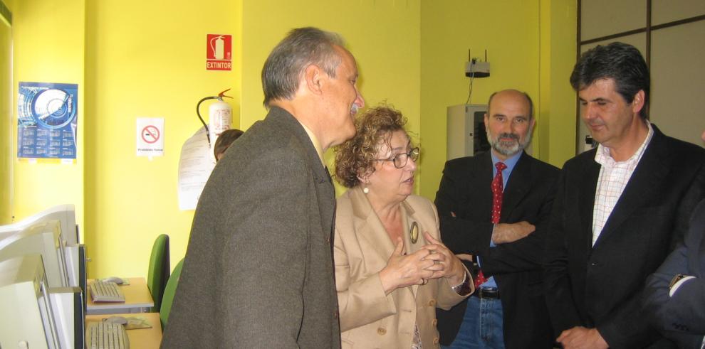 Ángela Abós conoce en la Comarca de Monegros el despliegue de la Red Pública de Telecomunicaciones