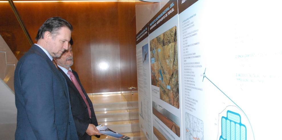 El presidente aragonés, Marcelino Iglesias, ha asistido a la presentación del proyecto del Aeródromo de Teruel, que ha realizado el consejero de Obras Públicas, Urbanismo y Transportes, Javier Velasco