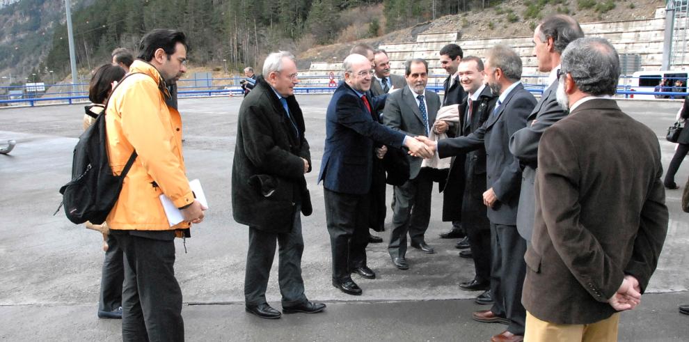 Joaquín Almunia y Jacques Barrot visitan la estación de Canfranc y el Somport