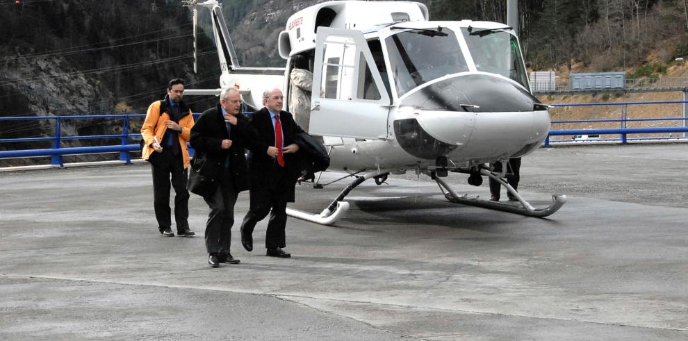 Joaquín Almunia y Jacques Barrot visitan la estación de Canfranc y el Somport