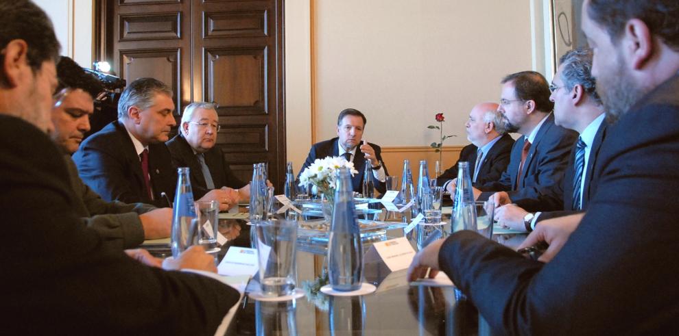 El presidente del Gobierno de Aragón se reúne con los portavoces de los grupos parlamentarios en las Cortes de Aragón para preparar la III Conferencia de Presidentes Autonómicos
