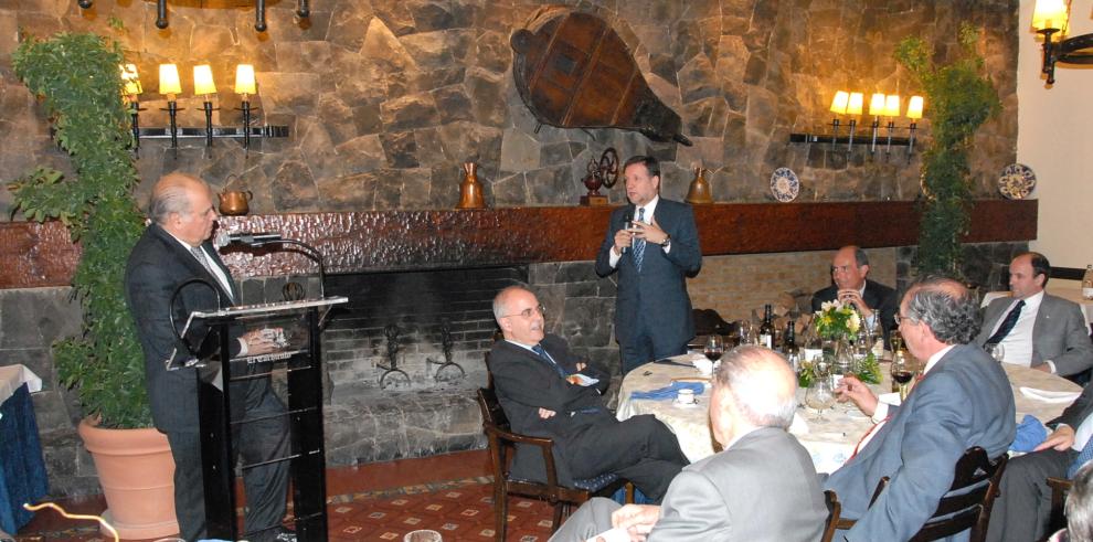 El presidente de la Comunidad Autónoma de Aragón, Marcelino Iglesias, ha participado en un almuerzo de trabajo que ha tenido lugar con motivo de la visita a Zaragoza de Enrique V. Iglesias, secretario general de las Cumbres Iberoamericanas