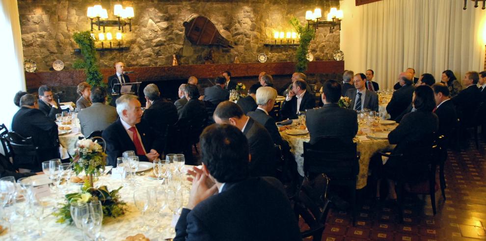 El presidente de la Comunidad Autónoma de Aragón, Marcelino Iglesias, ha participado en un almuerzo de trabajo que ha tenido lugar con motivo de la visita a Zaragoza de Enrique V. Iglesias, secretario general de las Cumbres Iberoamericanas