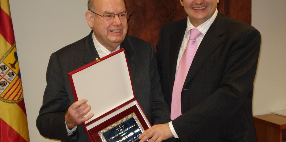 La Fundación ¿Miguel Allué Salvador¿ entrega una placa al IASS

