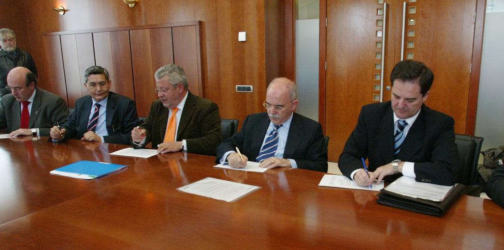 Imágenes del acto de constitución de la Sociedad para la Promoción y Desarrollo Empresarial de Teruel, S. A. 
