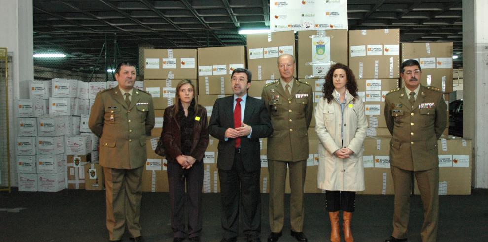El consejero de Servicios Sociales y Familia entrega el material escolar y los juguetes que se enviarán a Afganistán