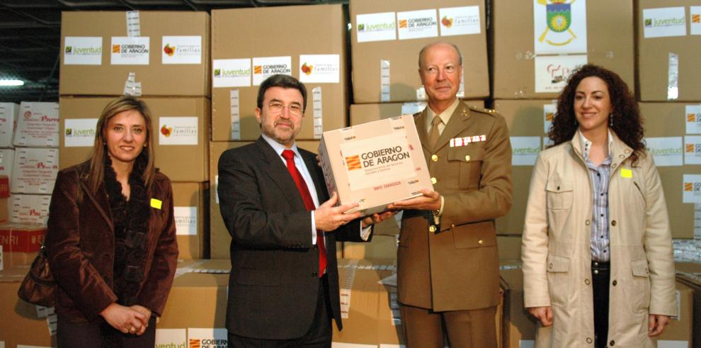 El consejero de Servicios Sociales y Familia entrega el material escolar y los juguetes que se enviarán a Afganistán