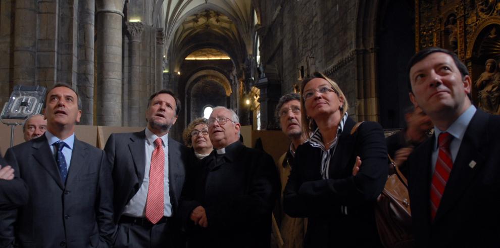 El presidente Marcelino Iglesias, acompañado del ministro de Defensa, José Antonio Alonso, asisten a la apertura del Museo de Maquetas Militares de Jaca