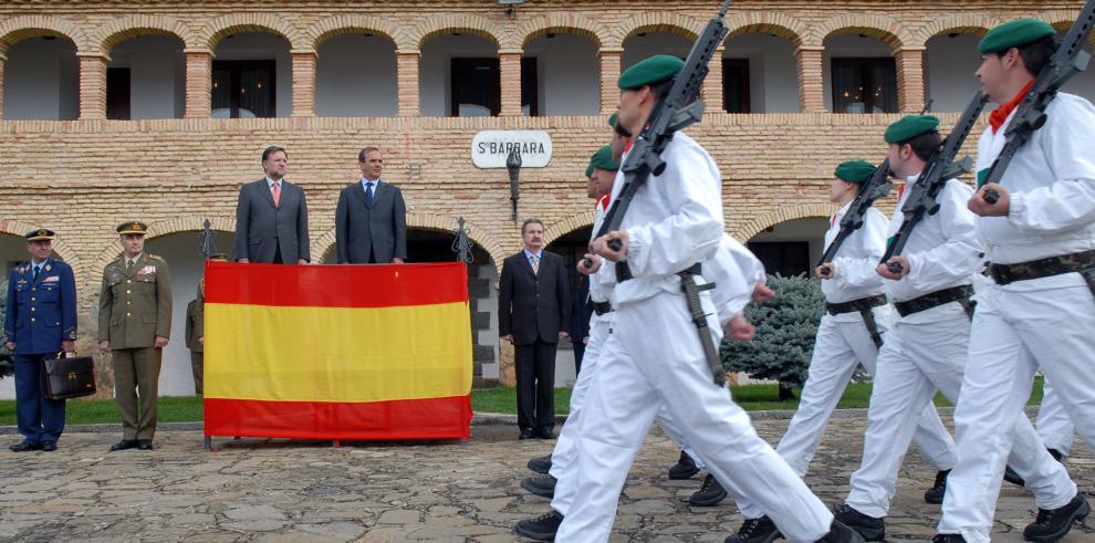El presidente Marcelino Iglesias, acompañado del ministro de Defensa, José Antonio Alonso, asisten a la apertura del Museo de Maquetas Militares de Jaca