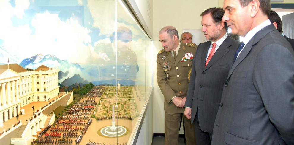 El presidente Marcelino Iglesias, acompañado del ministro de Defensa, José Antonio Alonso, asisten a la apertura del Museo de Maquetas Militares de Jaca