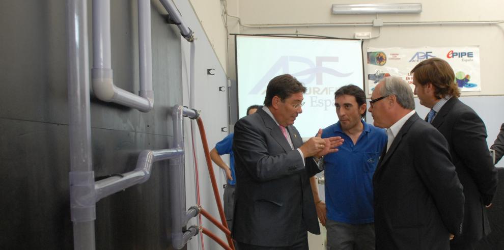El consejero de Industria, Comercio y Turismo del Gobierno de Aragón, Arturo Aliaga, ha inaugurado las instalaciones de la empresa ACE DuraFlo España