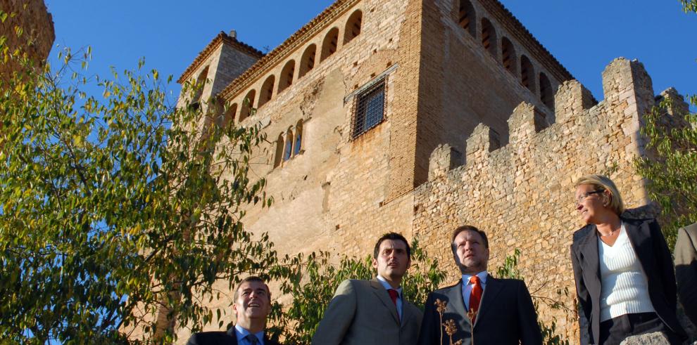 El presidente del Gobierno de Aragón, Marcelino Iglesias, acompañado de la consejera de Educación, Cultura y Deporte, Eva Almunia, ha inaugurado las obras de restauración de la Colegiata Santa María de Alquezar