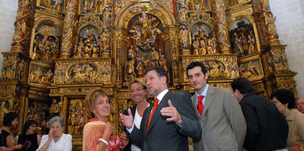 El presidente del Gobierno de Aragón, Marcelino Iglesias, acompañado de la consejera de Educación, Cultura y Deporte, Eva Almunia, ha inaugurado las obras de restauración de la Colegiata Santa María de Alquezar