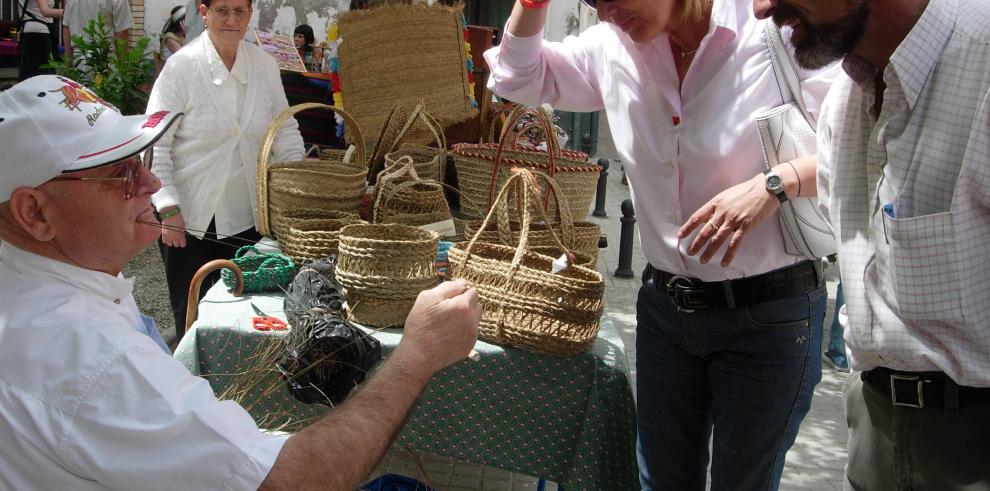 La consejera Eva Almunia ha visitado la feria medieval de Tamarite de Litera