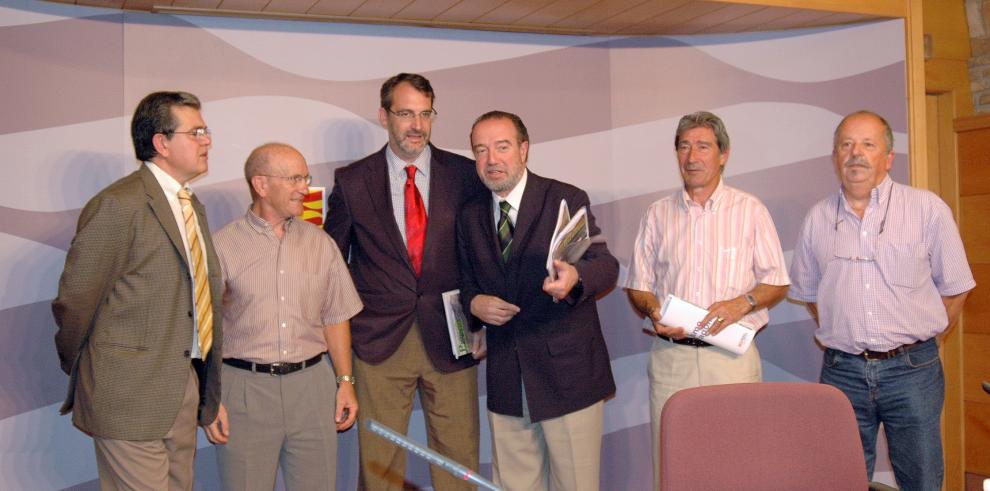 El viceconsejero de Turismo del Gobierno de Aragón, Javier Callizo, ha presidido la presentación de la Vuelta Ciclista a los Pirineos Aragón-Bearn-Bigorre 2007