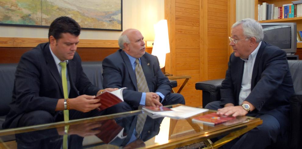 El vicepresidente José Ángel Biel ha recibido a los portavoces del PSOE y del PAR en las Cortes