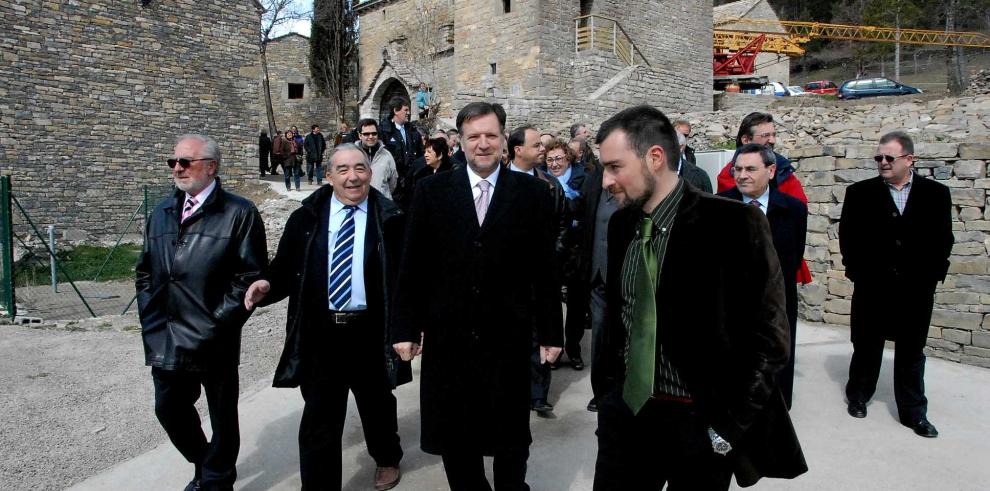 El presidente del Gobierno de Aragón, Marcelino Iglesias, ha inaugurado el núcleo rehabilitado de Isin