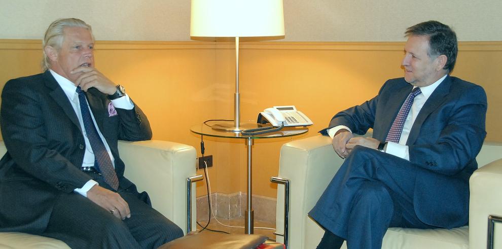 El presidente de Aragón, Marcelino Iglesias, ha recibido en su despacho del Edificio Pignatelli al embajador de Francia en España, Bruno Delaye