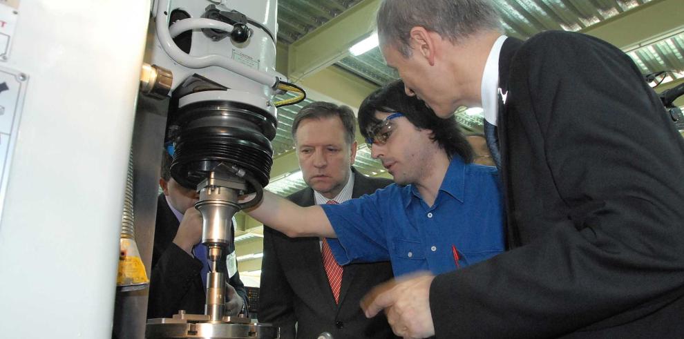 El presidente del Gobierno de Aragón, Marcelino Iglesias, ha visitado las instalaciones de la empresa AMES en Tamarite de Litera