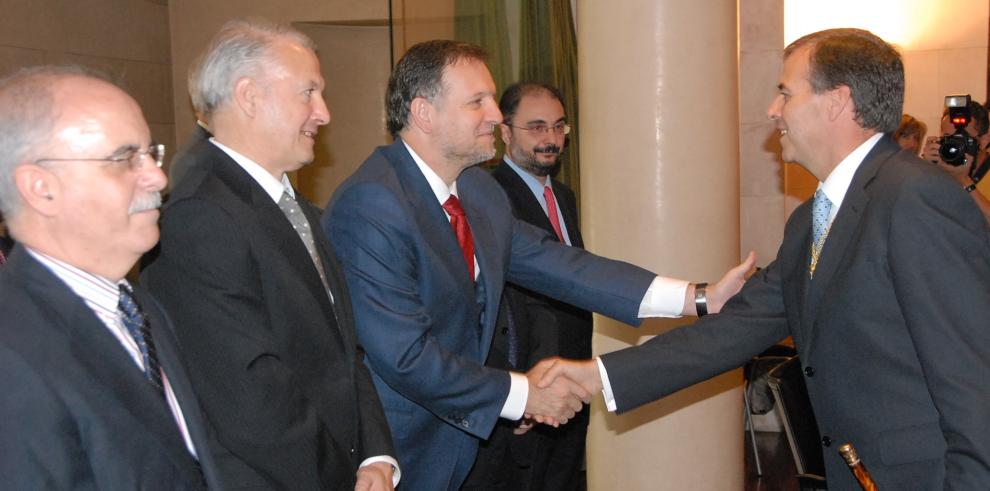 El presidente del Gobierno de Aragón, Marcelino Iglesias, ha asistido a la toma de posesión del presidente del la Diputación Provincial de Huesca